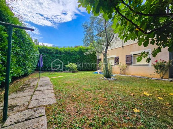 IDEAL INDEPENDANT - PROF LIBERAL - ARTISAN ... 
À Claix, dans la ZAC Fond Ratel, venez découvrir cette grande maison des années 1990 développant environ 260 m² de surface totale, édifiée sur une parcelle de 656 m², avec de nombreuses possibilités d’aménagement.

Le bien se compose de deux niveaux distincts, permettant d’envisager différents projets : grande maison familiale, habitation avec activité professionnelle, investissement locatif, ou encore division selon faisabilité.

Au rez-de-chaussée, vous trouverez une importante surface actuellement configurée en locaux professionnels / bureaux, avec plusieurs espaces de travail, salle commune et accès indépendants. Cette configuration offre un réel atout pour une profession libérale, un artisan, une activité de bureau, ou un projet nécessitant des espaces annexes.

À l’étage, la partie habitation d’environ 120 m² propose de beaux volumes et une distribution confortable. Elle bénéficie également d’une grande véranda fermée et climatisée, véritable pièce complémentaire agréable à vivre en toute saison. La maison dispose au total de plusieurs chambres, bureaux et espaces polyvalents, permettant de s’adapter à de nombreux besoins familiaux ou professionnels.

La maison est habitable en l’état, mais nécessitera des travaux de rafraîchissement afin d’exploiter pleinement son potentiel et de la remettre au goût du jour.

Côté prestations, le bien dispose notamment du tout-à-l’égout, de la fibre optique, du double vitrage, de volets roulants électriques, d’une chaudière gaz pour le rez-de-chaussée, d’une ventilation centralisée à l’étage, ainsi que d’une climatisation réversible dans la véranda. La cour goudronnée permet également de stationner plusieurs véhicules. 

L’environnement est pratique au quotidien, avec écoles, transports, commerces et services à proximité : collège Georges Pompidou, écoles du secteur Pont Rouge, arrêt Fond Ratel, Carrefour Market, pharmacie et services publics accessibles rapidement.

Un bien rare par ses volumes et sa configuration, idéal pour les acquéreurs recherchant une maison avec espace professionnel, grand potentiel d’aménagement et multiples stationnements, sur la commune recherchée de Claix.

Prix de vente : 420 000 € honoraires d’agence inclus

Pour plus d’informations ou organiser une visite, contactez Carole et Romain Royanez – BSK Immobilier.