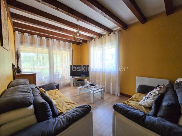 IDEAL INDEPENDANT - PROF LIBERAL - ARTISAN ... 
À Claix, dans la ZAC Fond Ratel, venez découvrir cette grande maison des années 1990 développant environ 260 m² de surface totale, édifiée sur une parcelle de 656 m², avec de nombreuses possibilités d’aménagement.

Le bien se compose de deux niveaux distincts, permettant d’envisager différents projets : grande maison familiale, habitation avec activité professionnelle, investissement locatif, ou encore division selon faisabilité.

Au rez-de-chaussée, vous trouverez une importante surface actuellement configurée en locaux professionnels / bureaux, avec plusieurs espaces de travail, salle commune et accès indépendants. Cette configuration offre un réel atout pour une profession libérale, un artisan, une activité de bureau, ou un projet nécessitant des espaces annexes.

À l’étage, la partie habitation d’environ 120 m² propose de beaux volumes et une distribution confortable. Elle bénéficie également d’une grande véranda fermée et climatisée, véritable pièce complémentaire agréable à vivre en toute saison. La maison dispose au total de plusieurs chambres, bureaux et espaces polyvalents, permettant de s’adapter à de nombreux besoins familiaux ou professionnels.

La maison est habitable en l’état, mais nécessitera des travaux de rafraîchissement afin d’exploiter pleinement son potentiel et de la remettre au goût du jour.

Côté prestations, le bien dispose notamment du tout-à-l’égout, de la fibre optique, du double vitrage, de volets roulants électriques, d’une chaudière gaz pour le rez-de-chaussée, d’une ventilation centralisée à l’étage, ainsi que d’une climatisation réversible dans la véranda. La cour goudronnée permet également de stationner plusieurs véhicules. 

L’environnement est pratique au quotidien, avec écoles, transports, commerces et services à proximité : collège Georges Pompidou, écoles du secteur Pont Rouge, arrêt Fond Ratel, Carrefour Market, pharmacie et services publics accessibles rapidement.

Un bien rare par ses volumes et sa configuration, idéal pour les acquéreurs recherchant une maison avec espace professionnel, grand potentiel d’aménagement et multiples stationnements, sur la commune recherchée de Claix.

Prix de vente : 420 000 € honoraires d’agence inclus

Pour plus d’informations ou organiser une visite, contactez Carole et Romain Royanez – BSK Immobilier.