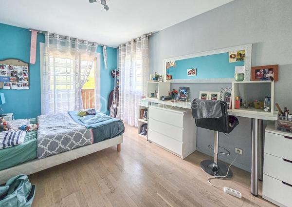 IDEAL INDEPENDANT - PROF LIBERAL - ARTISAN ... 
À Claix, dans la ZAC Fond Ratel, venez découvrir cette grande maison des années 1990 développant environ 260 m² de surface totale, édifiée sur une parcelle de 656 m², avec de nombreuses possibilités d’aménagement.

Le bien se compose de deux niveaux distincts, permettant d’envisager différents projets : grande maison familiale, habitation avec activité professionnelle, investissement locatif, ou encore division selon faisabilité.

Au rez-de-chaussée, vous trouverez une importante surface actuellement configurée en locaux professionnels / bureaux, avec plusieurs espaces de travail, salle commune et accès indépendants. Cette configuration offre un réel atout pour une profession libérale, un artisan, une activité de bureau, ou un projet nécessitant des espaces annexes.

À l’étage, la partie habitation d’environ 120 m² propose de beaux volumes et une distribution confortable. Elle bénéficie également d’une grande véranda fermée et climatisée, véritable pièce complémentaire agréable à vivre en toute saison. La maison dispose au total de plusieurs chambres, bureaux et espaces polyvalents, permettant de s’adapter à de nombreux besoins familiaux ou professionnels.

La maison est habitable en l’état, mais nécessitera des travaux de rafraîchissement afin d’exploiter pleinement son potentiel et de la remettre au goût du jour.

Côté prestations, le bien dispose notamment du tout-à-l’égout, de la fibre optique, du double vitrage, de volets roulants électriques, d’une chaudière gaz pour le rez-de-chaussée, d’une ventilation centralisée à l’étage, ainsi que d’une climatisation réversible dans la véranda. La cour goudronnée permet également de stationner plusieurs véhicules. 

L’environnement est pratique au quotidien, avec écoles, transports, commerces et services à proximité : collège Georges Pompidou, écoles du secteur Pont Rouge, arrêt Fond Ratel, Carrefour Market, pharmacie et services publics accessibles rapidement.

Un bien rare par ses volumes et sa configuration, idéal pour les acquéreurs recherchant une maison avec espace professionnel, grand potentiel d’aménagement et multiples stationnements, sur la commune recherchée de Claix.

Prix de vente : 420 000 € honoraires d’agence inclus

Pour plus d’informations ou organiser une visite, contactez Carole et Romain Royanez – BSK Immobilier.