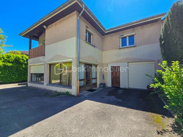 IDEAL INDEPENDANT - PROF LIBERAL - ARTISAN ... 
À Claix, dans la ZAC Fond Ratel, venez découvrir cette grande maison des années 1990 développant environ 260 m² de surface totale, édifiée sur une parcelle de 656 m², avec de nombreuses possibilités d’aménagement.

Le bien se compose de deux niveaux distincts, permettant d’envisager différents projets : grande maison familiale, habitation avec activité professionnelle, investissement locatif, ou encore division selon faisabilité.

Au rez-de-chaussée, vous trouverez une importante surface actuellement configurée en locaux professionnels / bureaux, avec plusieurs espaces de travail, salle commune et accès indépendants. Cette configuration offre un réel atout pour une profession libérale, un artisan, une activité de bureau, ou un projet nécessitant des espaces annexes.

À l’étage, la partie habitation d’environ 120 m² propose de beaux volumes et une distribution confortable. Elle bénéficie également d’une grande véranda fermée et climatisée, véritable pièce complémentaire agréable à vivre en toute saison. La maison dispose au total de plusieurs chambres, bureaux et espaces polyvalents, permettant de s’adapter à de nombreux besoins familiaux ou professionnels.

La maison est habitable en l’état, mais nécessitera des travaux de rafraîchissement afin d’exploiter pleinement son potentiel et de la remettre au goût du jour.

Côté prestations, le bien dispose notamment du tout-à-l’égout, de la fibre optique, du double vitrage, de volets roulants électriques, d’une chaudière gaz pour le rez-de-chaussée, d’une ventilation centralisée à l’étage, ainsi que d’une climatisation réversible dans la véranda. La cour goudronnée permet également de stationner plusieurs véhicules. 

L’environnement est pratique au quotidien, avec écoles, transports, commerces et services à proximité : collège Georges Pompidou, écoles du secteur Pont Rouge, arrêt Fond Ratel, Carrefour Market, pharmacie et services publics accessibles rapidement.

Un bien rare par ses volumes et sa configuration, idéal pour les acquéreurs recherchant une maison avec espace professionnel, grand potentiel d’aménagement et multiples stationnements, sur la commune recherchée de Claix.

Prix de vente : 420 000 € honoraires d’agence inclus

Pour plus d’informations ou organiser une visite, contactez Carole et Romain Royanez – BSK Immobilier.
