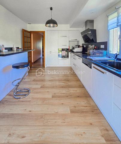 IDEAL INDEPENDANT - PROF LIBERAL - ARTISAN ... 
À Claix, dans la ZAC Fond Ratel, venez découvrir cette grande maison des années 1990 développant environ 260 m² de surface totale, édifiée sur une parcelle de 656 m², avec de nombreuses possibilités d’aménagement.

Le bien se compose de deux niveaux distincts, permettant d’envisager différents projets : grande maison familiale, habitation avec activité professionnelle, investissement locatif, ou encore division selon faisabilité.

Au rez-de-chaussée, vous trouverez une importante surface actuellement configurée en locaux professionnels / bureaux, avec plusieurs espaces de travail, salle commune et accès indépendants. Cette configuration offre un réel atout pour une profession libérale, un artisan, une activité de bureau, ou un projet nécessitant des espaces annexes.

À l’étage, la partie habitation d’environ 120 m² propose de beaux volumes et une distribution confortable. Elle bénéficie également d’une grande véranda fermée et climatisée, véritable pièce complémentaire agréable à vivre en toute saison. La maison dispose au total de plusieurs chambres, bureaux et espaces polyvalents, permettant de s’adapter à de nombreux besoins familiaux ou professionnels.

La maison est habitable en l’état, mais nécessitera des travaux de rafraîchissement afin d’exploiter pleinement son potentiel et de la remettre au goût du jour.

Côté prestations, le bien dispose notamment du tout-à-l’égout, de la fibre optique, du double vitrage, de volets roulants électriques, d’une chaudière gaz pour le rez-de-chaussée, d’une ventilation centralisée à l’étage, ainsi que d’une climatisation réversible dans la véranda. La cour goudronnée permet également de stationner plusieurs véhicules. 

L’environnement est pratique au quotidien, avec écoles, transports, commerces et services à proximité : collège Georges Pompidou, écoles du secteur Pont Rouge, arrêt Fond Ratel, Carrefour Market, pharmacie et services publics accessibles rapidement.

Un bien rare par ses volumes et sa configuration, idéal pour les acquéreurs recherchant une maison avec espace professionnel, grand potentiel d’aménagement et multiples stationnements, sur la commune recherchée de Claix.

Prix de vente : 420 000 € honoraires d’agence inclus

Pour plus d’informations ou organiser une visite, contactez Carole et Romain Royanez – BSK Immobilier.