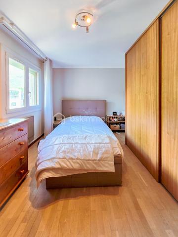 IDEAL INDEPENDANT - PROF LIBERAL - ARTISAN ... 
À Claix, dans la ZAC Fond Ratel, venez découvrir cette grande maison des années 1990 développant environ 260 m² de surface totale, édifiée sur une parcelle de 656 m², avec de nombreuses possibilités d’aménagement.

Le bien se compose de deux niveaux distincts, permettant d’envisager différents projets : grande maison familiale, habitation avec activité professionnelle, investissement locatif, ou encore division selon faisabilité.

Au rez-de-chaussée, vous trouverez une importante surface actuellement configurée en locaux professionnels / bureaux, avec plusieurs espaces de travail, salle commune et accès indépendants. Cette configuration offre un réel atout pour une profession libérale, un artisan, une activité de bureau, ou un projet nécessitant des espaces annexes.

À l’étage, la partie habitation d’environ 120 m² propose de beaux volumes et une distribution confortable. Elle bénéficie également d’une grande véranda fermée et climatisée, véritable pièce complémentaire agréable à vivre en toute saison. La maison dispose au total de plusieurs chambres, bureaux et espaces polyvalents, permettant de s’adapter à de nombreux besoins familiaux ou professionnels.

La maison est habitable en l’état, mais nécessitera des travaux de rafraîchissement afin d’exploiter pleinement son potentiel et de la remettre au goût du jour.

Côté prestations, le bien dispose notamment du tout-à-l’égout, de la fibre optique, du double vitrage, de volets roulants électriques, d’une chaudière gaz pour le rez-de-chaussée, d’une ventilation centralisée à l’étage, ainsi que d’une climatisation réversible dans la véranda. La cour goudronnée permet également de stationner plusieurs véhicules. 

L’environnement est pratique au quotidien, avec écoles, transports, commerces et services à proximité : collège Georges Pompidou, écoles du secteur Pont Rouge, arrêt Fond Ratel, Carrefour Market, pharmacie et services publics accessibles rapidement.

Un bien rare par ses volumes et sa configuration, idéal pour les acquéreurs recherchant une maison avec espace professionnel, grand potentiel d’aménagement et multiples stationnements, sur la commune recherchée de Claix.

Prix de vente : 420 000 € honoraires d’agence inclus

Pour plus d’informations ou organiser une visite, contactez Carole et Romain Royanez – BSK Immobilier.