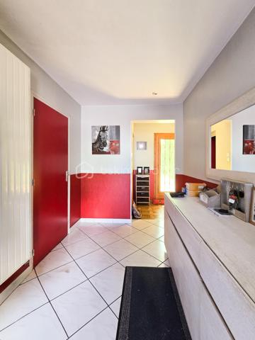 IDEAL INDEPENDANT - PROF LIBERAL - ARTISAN ... 
À Claix, dans la ZAC Fond Ratel, venez découvrir cette grande maison des années 1990 développant environ 260 m² de surface totale, édifiée sur une parcelle de 656 m², avec de nombreuses possibilités d’aménagement.

Le bien se compose de deux niveaux distincts, permettant d’envisager différents projets : grande maison familiale, habitation avec activité professionnelle, investissement locatif, ou encore division selon faisabilité.

Au rez-de-chaussée, vous trouverez une importante surface actuellement configurée en locaux professionnels / bureaux, avec plusieurs espaces de travail, salle commune et accès indépendants. Cette configuration offre un réel atout pour une profession libérale, un artisan, une activité de bureau, ou un projet nécessitant des espaces annexes.

À l’étage, la partie habitation d’environ 120 m² propose de beaux volumes et une distribution confortable. Elle bénéficie également d’une grande véranda fermée et climatisée, véritable pièce complémentaire agréable à vivre en toute saison. La maison dispose au total de plusieurs chambres, bureaux et espaces polyvalents, permettant de s’adapter à de nombreux besoins familiaux ou professionnels.

La maison est habitable en l’état, mais nécessitera des travaux de rafraîchissement afin d’exploiter pleinement son potentiel et de la remettre au goût du jour.

Côté prestations, le bien dispose notamment du tout-à-l’égout, de la fibre optique, du double vitrage, de volets roulants électriques, d’une chaudière gaz pour le rez-de-chaussée, d’une ventilation centralisée à l’étage, ainsi que d’une climatisation réversible dans la véranda. La cour goudronnée permet également de stationner plusieurs véhicules. 

L’environnement est pratique au quotidien, avec écoles, transports, commerces et services à proximité : collège Georges Pompidou, écoles du secteur Pont Rouge, arrêt Fond Ratel, Carrefour Market, pharmacie et services publics accessibles rapidement.

Un bien rare par ses volumes et sa configuration, idéal pour les acquéreurs recherchant une maison avec espace professionnel, grand potentiel d’aménagement et multiples stationnements, sur la commune recherchée de Claix.

Prix de vente : 420 000 € honoraires d’agence inclus

Pour plus d’informations ou organiser une visite, contactez Carole et Romain Royanez – BSK Immobilier.