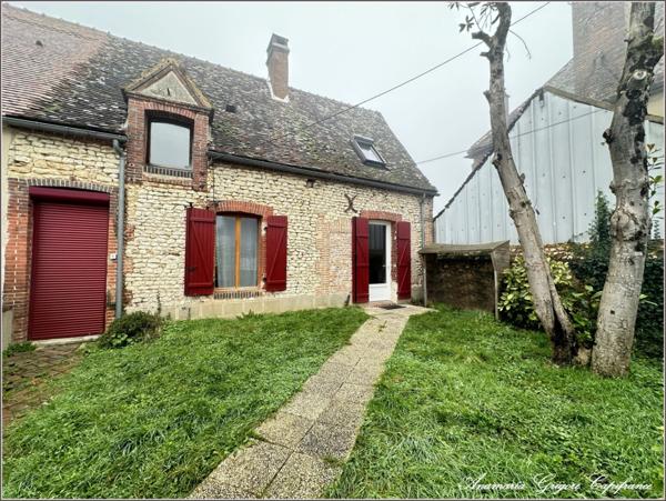Investissement locatif meublé- loyer 680 € - Maison de village rénovée, 2 chambres, terrain 1113 m²