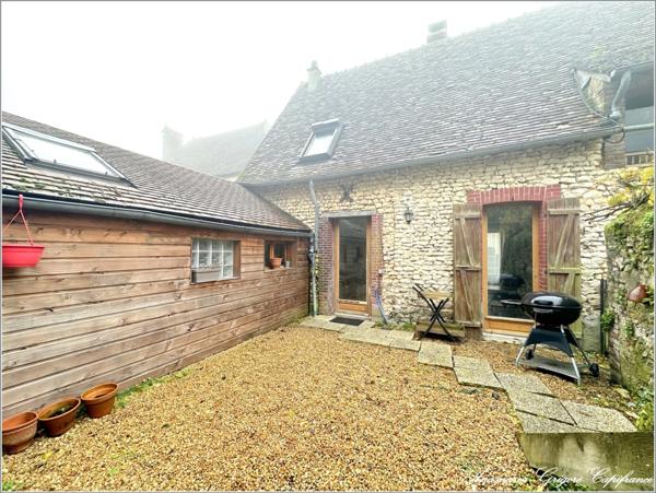 Investissement locatif meublé- loyer 680 € - Maison de village rénovée, 2 chambres, terrain 1113 m²