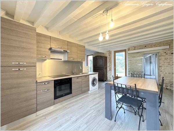 Investissement locatif meublé- loyer 680 € - Maison de village rénovée, 2 chambres, terrain 1113 m²