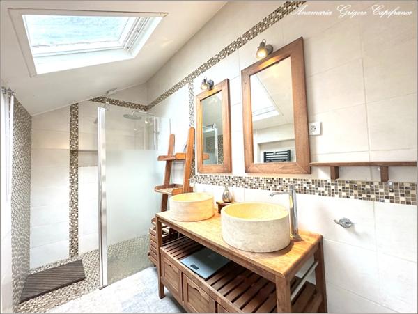 Investissement locatif meublé- loyer 680 € - Maison de village rénovée, 2 chambres, terrain 1113 m²