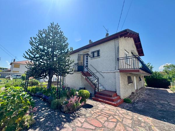 Maison Cournon D Auvergne, 3 chambres, double garage, balcon et terrasse.