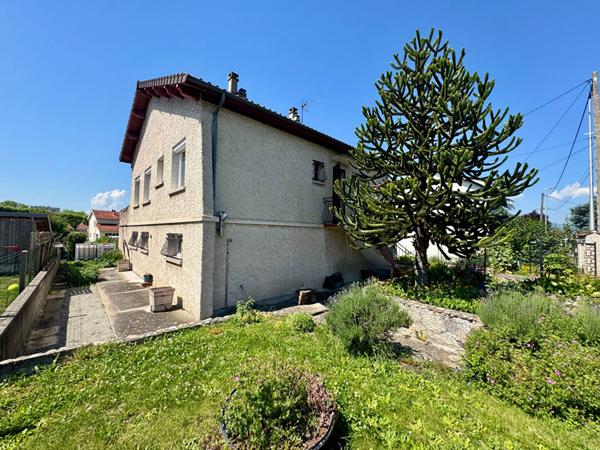 Maison Cournon D Auvergne, 3 chambres, double garage, balcon et terrasse.