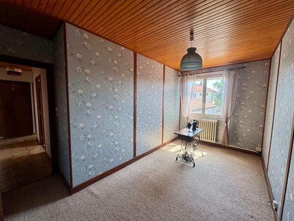 Maison Cournon D Auvergne, 3 chambres, double garage, balcon et terrasse.
