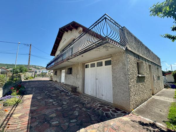 Maison Cournon D Auvergne, 3 chambres, double garage, balcon et terrasse.