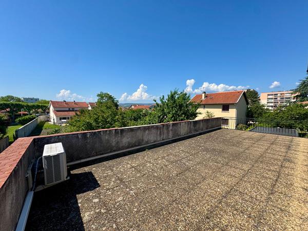 Maison Cournon D Auvergne, 3 chambres, double garage, balcon et terrasse.