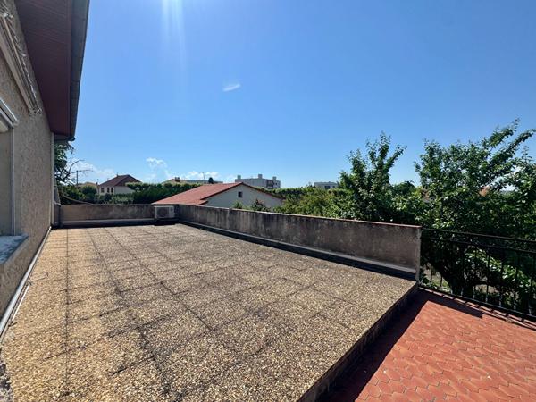 Maison Cournon D Auvergne, 3 chambres, double garage, balcon et terrasse.