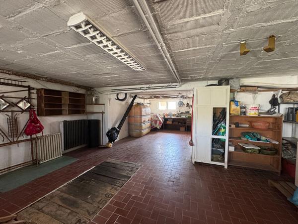 Maison Cournon D Auvergne, 3 chambres, double garage, balcon et terrasse.