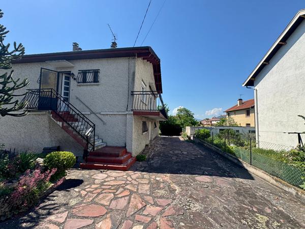 Maison Cournon D Auvergne, 3 chambres, double garage, balcon et terrasse.
