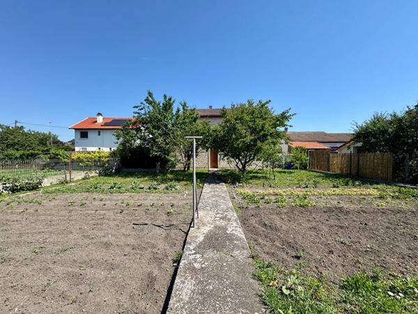 Maison Cournon D Auvergne, 3 chambres, double garage, balcon et terrasse.