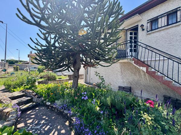 Maison Cournon D Auvergne, 3 chambres, double garage, balcon et terrasse.