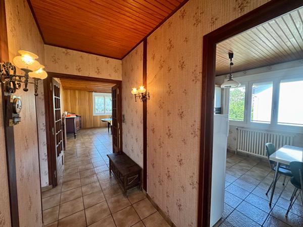 Maison Cournon D Auvergne, 3 chambres, double garage, balcon et terrasse.