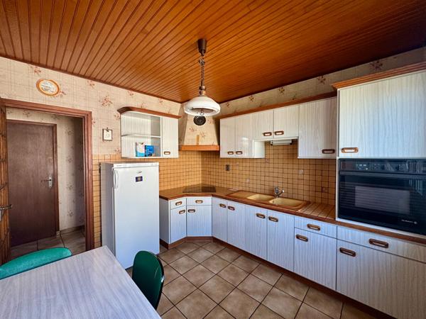 Maison Cournon D Auvergne, 3 chambres, double garage, balcon et terrasse.