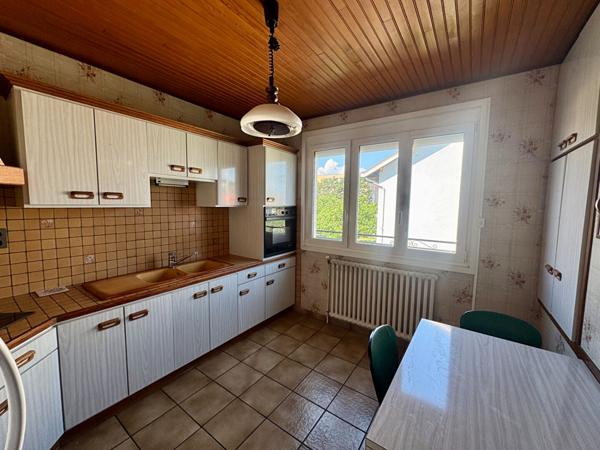 Maison Cournon D Auvergne, 3 chambres, double garage, balcon et terrasse.