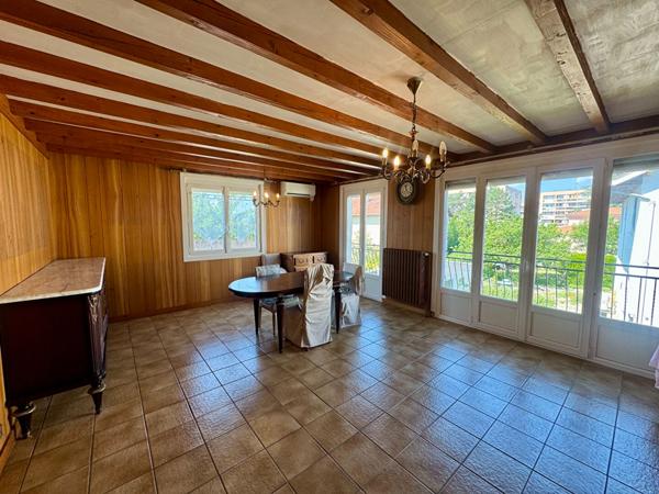 Maison Cournon D Auvergne, 3 chambres, double garage, balcon et terrasse.