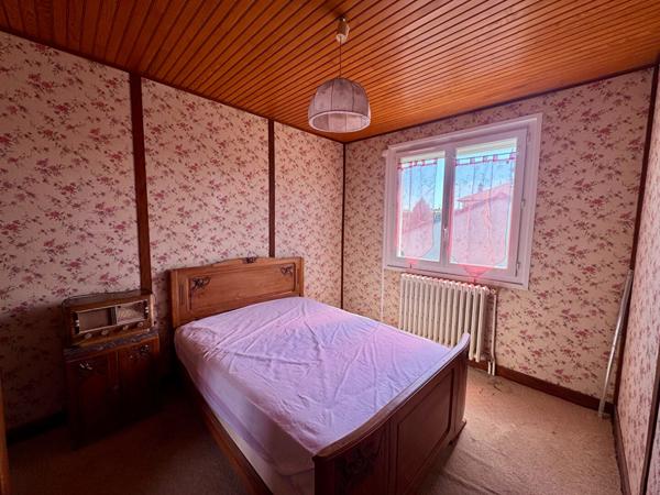 Maison Cournon D Auvergne, 3 chambres, double garage, balcon et terrasse.