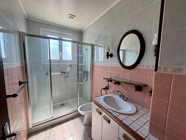Maison Cournon D Auvergne, 3 chambres, double garage, balcon et terrasse.