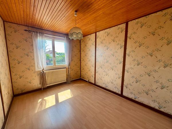 Maison Cournon D Auvergne, 3 chambres, double garage, balcon et terrasse.
