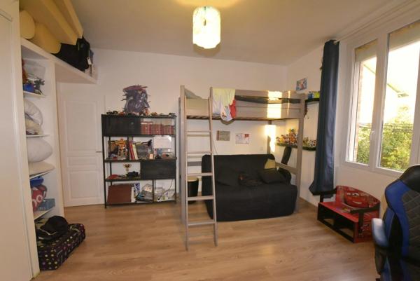 MAISON DE VILLAGE T4 AVEC JARDIN ENTIEREMENT RENOVEE