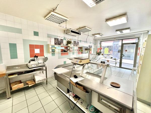 MAGASIN CHARCUTERIE -TRAITEUR AVEC APPARTEMENT A RENOVER
