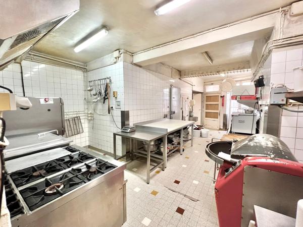MAGASIN CHARCUTERIE -TRAITEUR AVEC APPARTEMENT A RENOVER