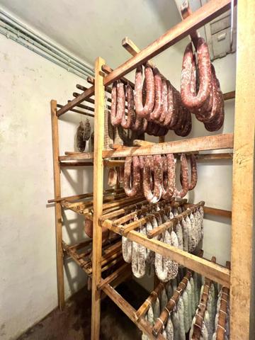 MAGASIN CHARCUTERIE -TRAITEUR AVEC APPARTEMENT A RENOVER