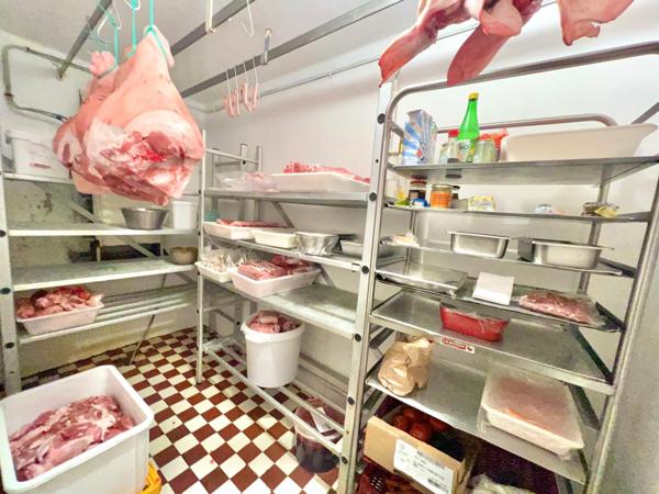 MAGASIN CHARCUTERIE -TRAITEUR AVEC APPARTEMENT A RENOVER