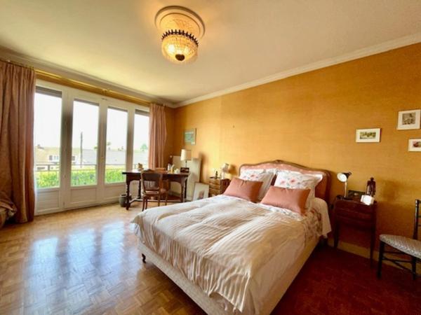 GRAND APPARTEMENT DE 120m2 - 3 CHAMBRES - CAVE - BOX