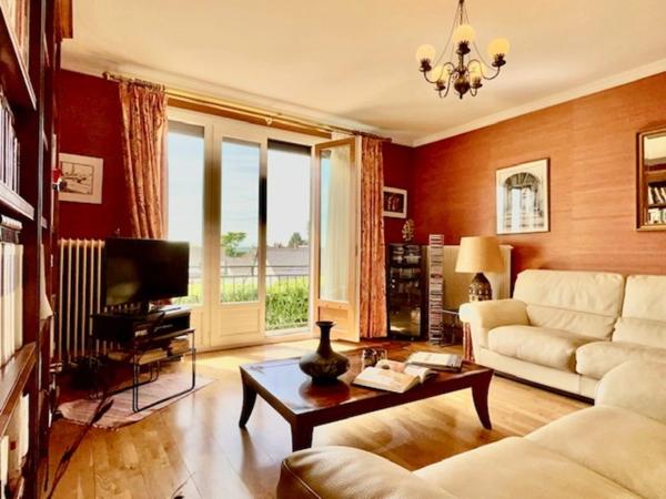 GRAND APPARTEMENT DE 120m2 - 3 CHAMBRES - CAVE - BOX