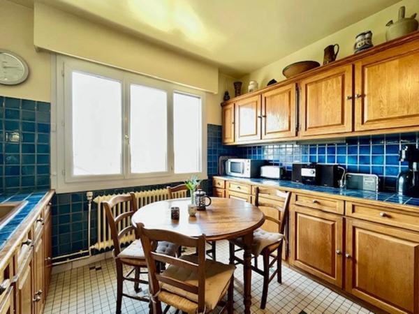 GRAND APPARTEMENT DE 120m2 - 3 CHAMBRES - CAVE - BOX