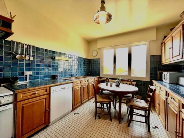 GRAND APPARTEMENT DE 120m2 - 3 CHAMBRES - CAVE - BOX