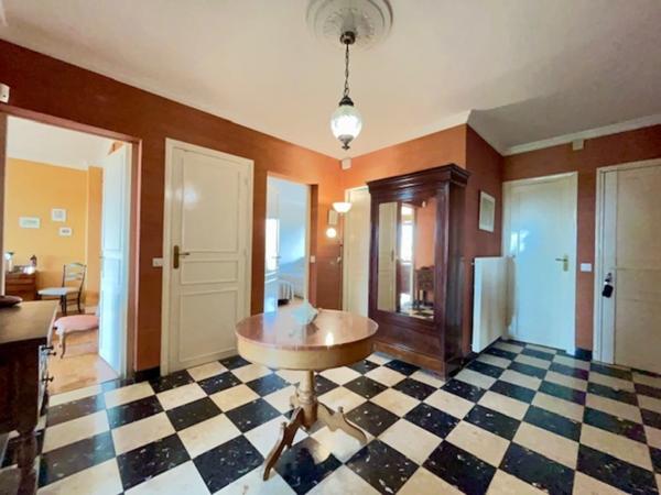 GRAND APPARTEMENT DE 120m2 - 3 CHAMBRES - CAVE - BOX