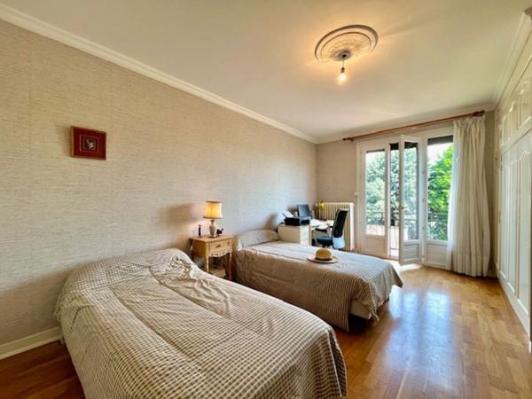 GRAND APPARTEMENT DE 120m2 - 3 CHAMBRES - CAVE - BOX
