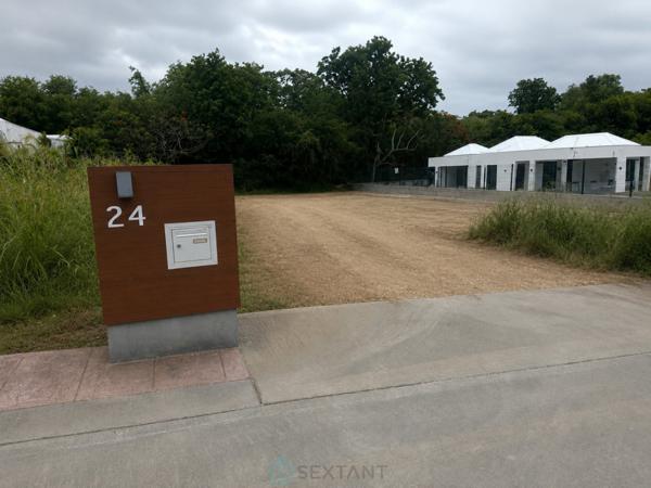 Terrain constructible de 1 051 m² dans un lotissement privé à Saint-François