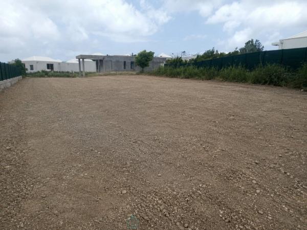 Terrain constructible de 1 051 m² dans un lotissement privé à Saint-François
