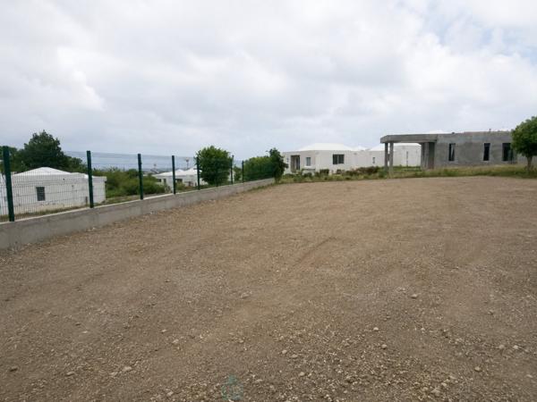 Terrain constructible de 1 051 m² dans un lotissement privé à Saint-François