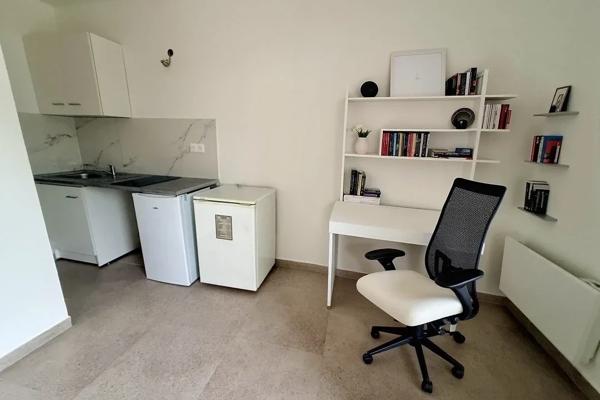 Appartement rénové rez de jardin,  de 23,2 m2 avec parking