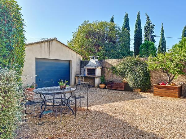 Uzès (30700) A 4 km Uzès, belle bastide avec piscine.