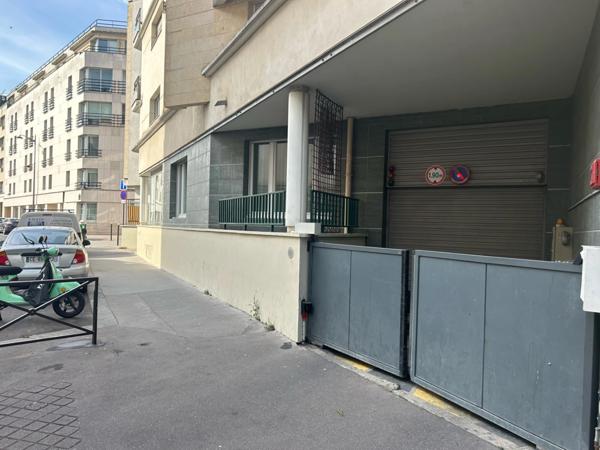 Paris 13, à vendre Parking intérieur en sous-sol - Olympiades