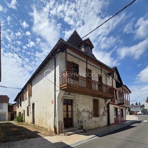 Au cœur de Salies-de-Béarn, charmante cité thermale réputée des Pyrénées-Atlantiques, découvrez cet authentique immeuble de 1663 offrant un fort potentiel de rénovation.

Développant environ 240 m² répartis sur trois niveaux de 80 m² (rez-de-chaussée, étage et combles entièrement aménageables), ce bien est entièrement à rénover. Tout est à créer . Une véritable page blanche pour donner vie à votre projet.

Son cachet d'origine, ses beaux volumes et son balcon en bois typiquement béarnais en font un bien rare, idéal pour une grande maison familiale, plusieurs appartements, des chambres d'hôtes ou un investissement locatif.

Son emplacement est exceptionnel : à quelques mètres des Thermes de Salies-de-Béarn, de la bibliothèque, de la piscine, des commerces et de toutes les commodités, en plein centre-ville.

Ville d'histoire, Salies-de-Béarn est née autour de sa célèbre source d'eau salée, exploitée depuis des siècles. Son patrimoine architectural, son cadre de vie et son activité thermale en font une destination prisée toute l'année.

Un immeuble chargé de plus de 360 ans d'histoire, offrant un potentiel unique au cœur d'une ville de caractère.
Contactez Véronique Sanchez Amaro EI au 06.33.17.36.70 sans tarder .