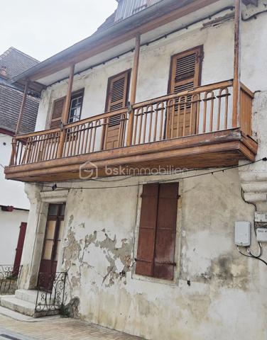 Au cœur de Salies-de-Béarn, charmante cité thermale réputée des Pyrénées-Atlantiques, découvrez cet authentique immeuble de 1663 offrant un fort potentiel de rénovation.

Développant environ 240 m² répartis sur trois niveaux de 80 m² (rez-de-chaussée, étage et combles entièrement aménageables), ce bien est entièrement à rénover. Tout est à créer . Une véritable page blanche pour donner vie à votre projet.

Son cachet d'origine, ses beaux volumes et son balcon en bois typiquement béarnais en font un bien rare, idéal pour une grande maison familiale, plusieurs appartements, des chambres d'hôtes ou un investissement locatif.

Son emplacement est exceptionnel : à quelques mètres des Thermes de Salies-de-Béarn, de la bibliothèque, de la piscine, des commerces et de toutes les commodités, en plein centre-ville.

Ville d'histoire, Salies-de-Béarn est née autour de sa célèbre source d'eau salée, exploitée depuis des siècles. Son patrimoine architectural, son cadre de vie et son activité thermale en font une destination prisée toute l'année.

Un immeuble chargé de plus de 360 ans d'histoire, offrant un potentiel unique au cœur d'une ville de caractère.
Contactez Véronique Sanchez Amaro EI au 06.33.17.36.70 sans tarder .