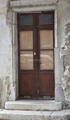 Au cœur de Salies-de-Béarn, charmante cité thermale réputée des Pyrénées-Atlantiques, découvrez cet authentique immeuble de 1663 offrant un fort potentiel de rénovation.

Développant environ 240 m² répartis sur trois niveaux de 80 m² (rez-de-chaussée, étage et combles entièrement aménageables), ce bien est entièrement à rénover. Tout est à créer . Une véritable page blanche pour donner vie à votre projet.

Son cachet d'origine, ses beaux volumes et son balcon en bois typiquement béarnais en font un bien rare, idéal pour une grande maison familiale, plusieurs appartements, des chambres d'hôtes ou un investissement locatif.

Son emplacement est exceptionnel : à quelques mètres des Thermes de Salies-de-Béarn, de la bibliothèque, de la piscine, des commerces et de toutes les commodités, en plein centre-ville.

Ville d'histoire, Salies-de-Béarn est née autour de sa célèbre source d'eau salée, exploitée depuis des siècles. Son patrimoine architectural, son cadre de vie et son activité thermale en font une destination prisée toute l'année.

Un immeuble chargé de plus de 360 ans d'histoire, offrant un potentiel unique au cœur d'une ville de caractère.
Contactez Véronique Sanchez Amaro EI au 06.33.17.36.70 sans tarder .