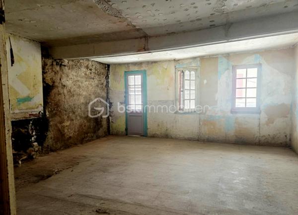 Au cœur de Salies-de-Béarn, charmante cité thermale réputée des Pyrénées-Atlantiques, découvrez cet authentique immeuble de 1663 offrant un fort potentiel de rénovation.

Développant environ 240 m² répartis sur trois niveaux de 80 m² (rez-de-chaussée, étage et combles entièrement aménageables), ce bien est entièrement à rénover. Tout est à créer . Une véritable page blanche pour donner vie à votre projet.

Son cachet d'origine, ses beaux volumes et son balcon en bois typiquement béarnais en font un bien rare, idéal pour une grande maison familiale, plusieurs appartements, des chambres d'hôtes ou un investissement locatif.

Son emplacement est exceptionnel : à quelques mètres des Thermes de Salies-de-Béarn, de la bibliothèque, de la piscine, des commerces et de toutes les commodités, en plein centre-ville.

Ville d'histoire, Salies-de-Béarn est née autour de sa célèbre source d'eau salée, exploitée depuis des siècles. Son patrimoine architectural, son cadre de vie et son activité thermale en font une destination prisée toute l'année.

Un immeuble chargé de plus de 360 ans d'histoire, offrant un potentiel unique au cœur d'une ville de caractère.
Contactez Véronique Sanchez Amaro EI au 06.33.17.36.70 sans tarder .