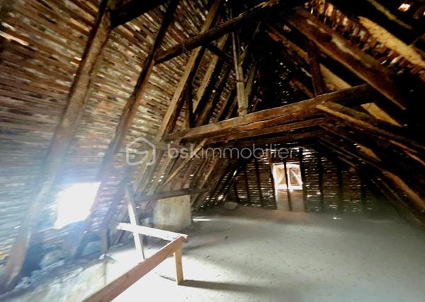 Au cœur de Salies-de-Béarn, charmante cité thermale réputée des Pyrénées-Atlantiques, découvrez cet authentique immeuble de 1663 offrant un fort potentiel de rénovation.

Développant environ 240 m² répartis sur trois niveaux de 80 m² (rez-de-chaussée, étage et combles entièrement aménageables), ce bien est entièrement à rénover. Tout est à créer . Une véritable page blanche pour donner vie à votre projet.

Son cachet d'origine, ses beaux volumes et son balcon en bois typiquement béarnais en font un bien rare, idéal pour une grande maison familiale, plusieurs appartements, des chambres d'hôtes ou un investissement locatif.

Son emplacement est exceptionnel : à quelques mètres des Thermes de Salies-de-Béarn, de la bibliothèque, de la piscine, des commerces et de toutes les commodités, en plein centre-ville.

Ville d'histoire, Salies-de-Béarn est née autour de sa célèbre source d'eau salée, exploitée depuis des siècles. Son patrimoine architectural, son cadre de vie et son activité thermale en font une destination prisée toute l'année.

Un immeuble chargé de plus de 360 ans d'histoire, offrant un potentiel unique au cœur d'une ville de caractère.
Contactez Véronique Sanchez Amaro EI au 06.33.17.36.70 sans tarder .